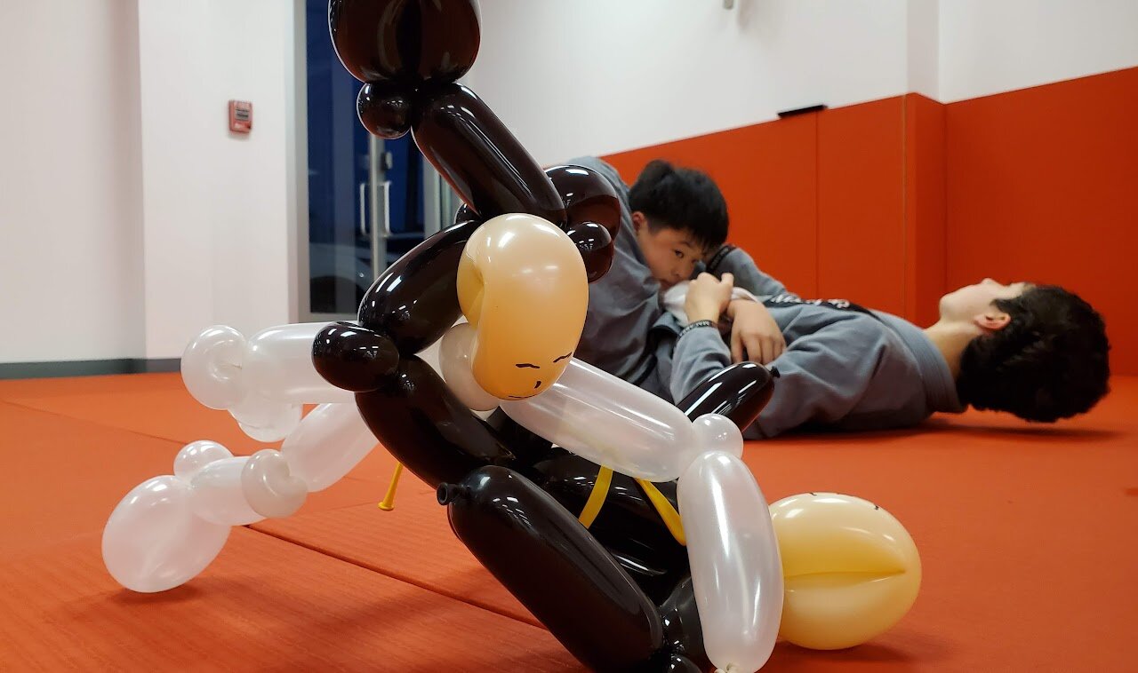 A balloon of two people wrestling